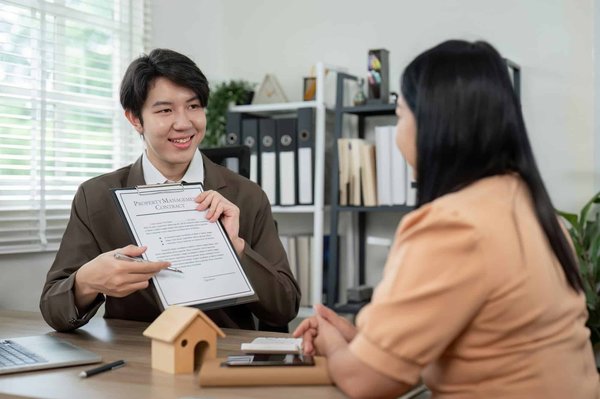 Comment les entreprises de services peuvent-elles utiliser la blockchain pour améliorer la transparence des transactions?